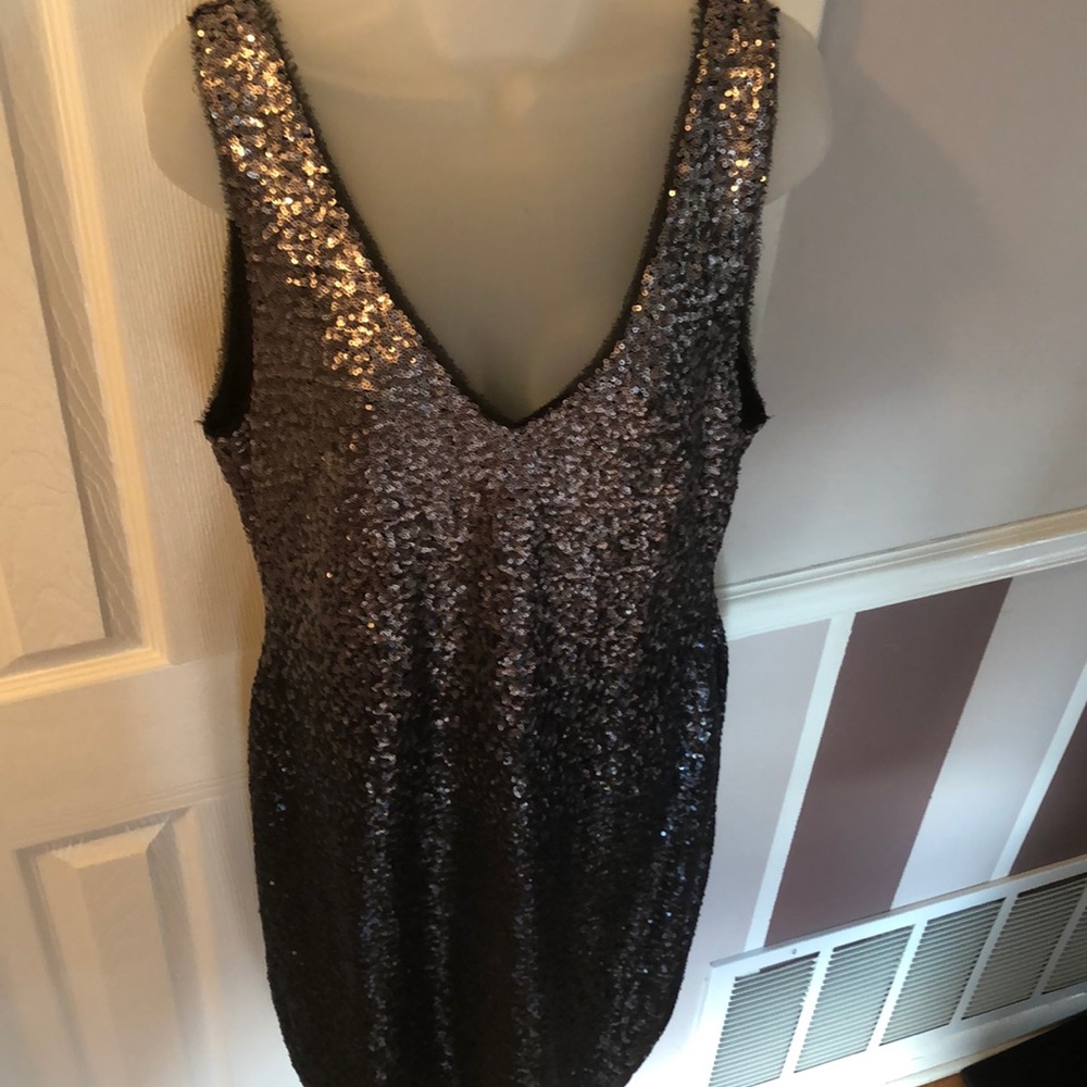 Dress - Sequins in  V-neck front round scoop back